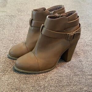 𝅺LAUREN Conrad brown booties; size 6.5